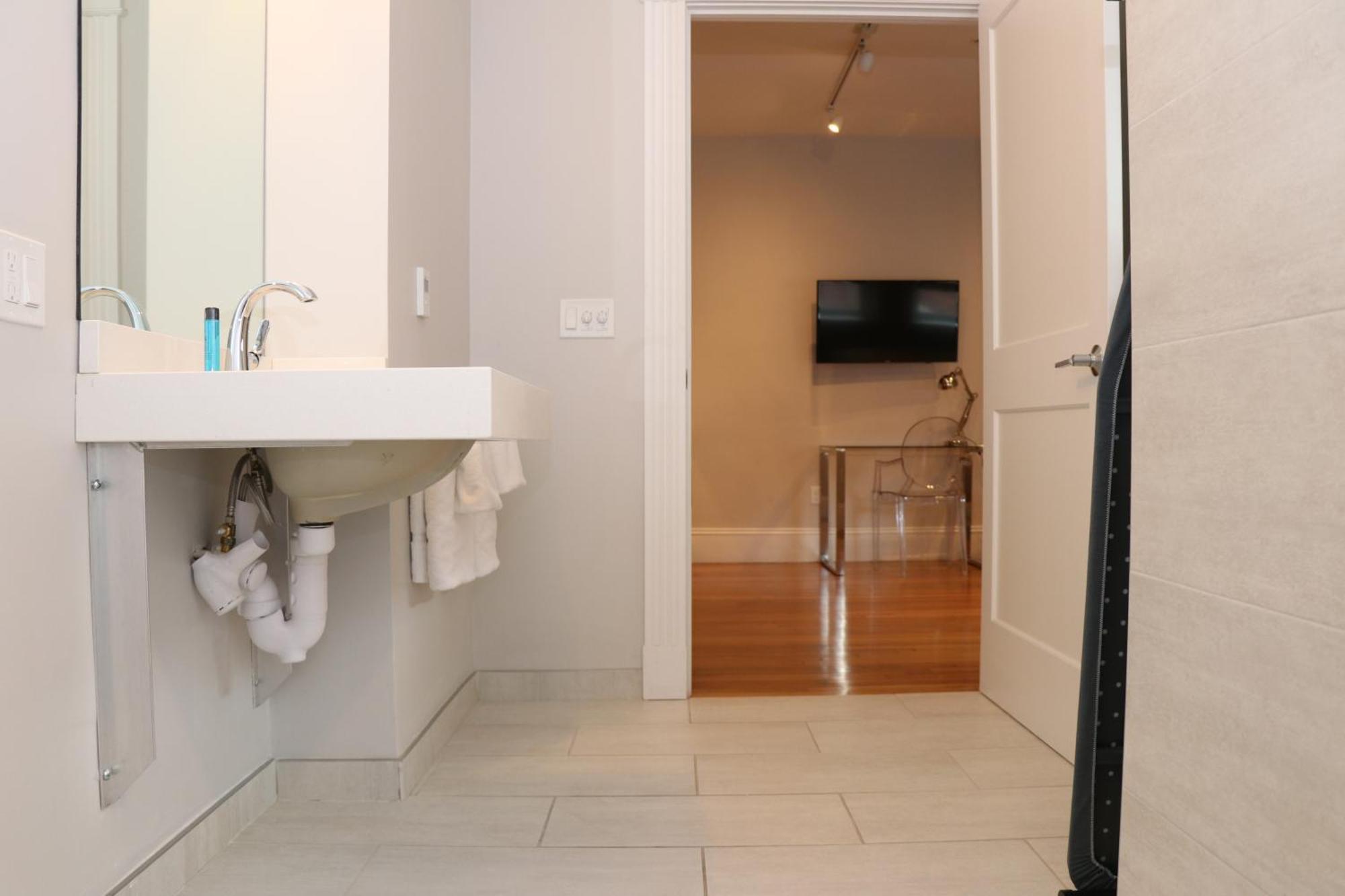 A Stylish Stay W/ A Queen Bed, Heated Floors.. #21 Brookline Exterior foto